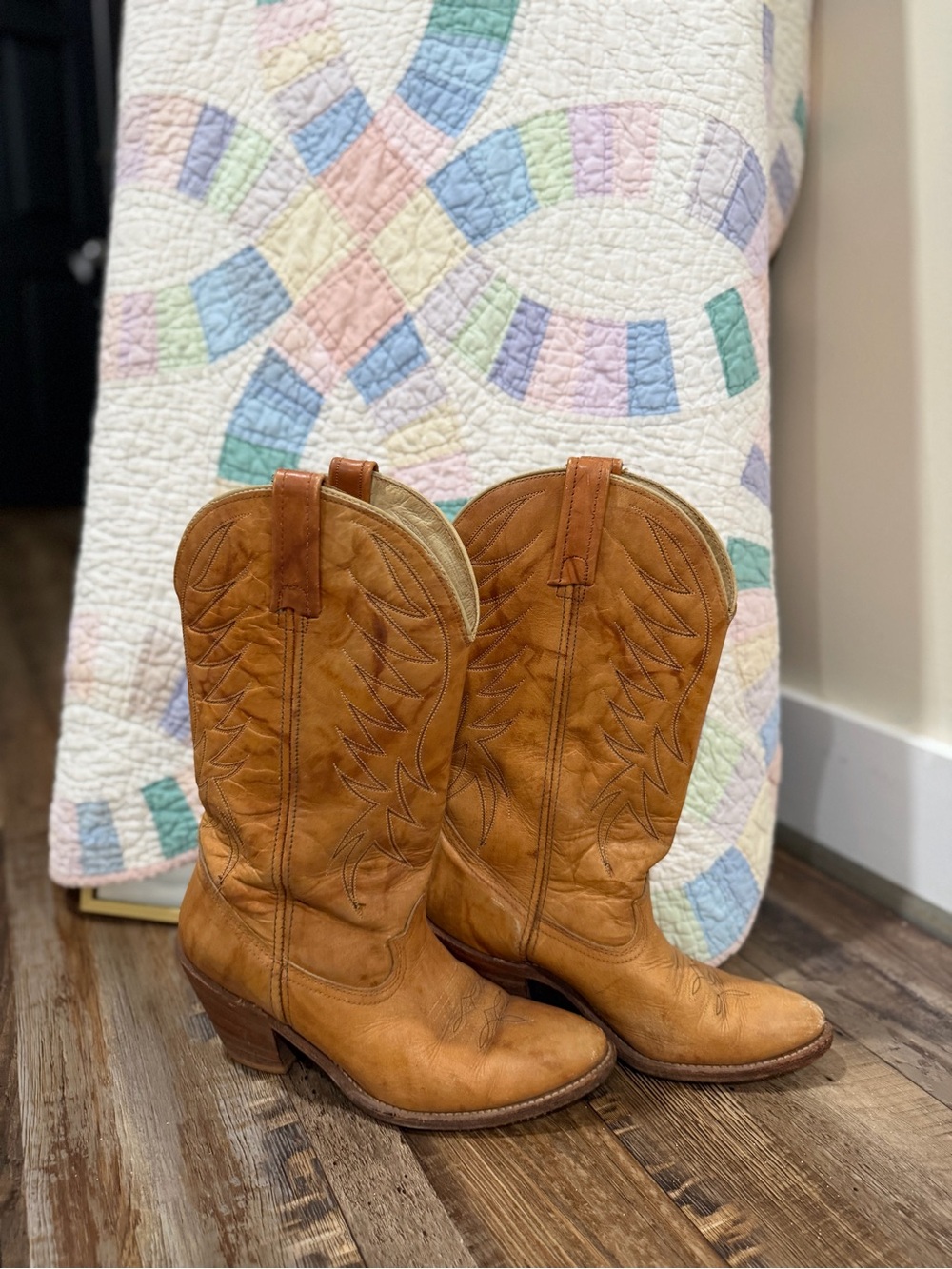 Vintage Acme 1979 stamped Classic Tan Leather Cowboy Boots